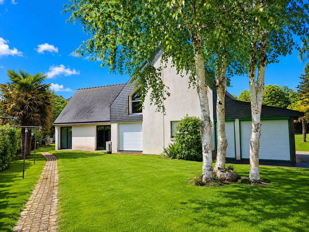 PLEYBEN Magnifique propriété de 218 m² sur parc arboré de 3 748 m² avec hangar de 256 m² 1