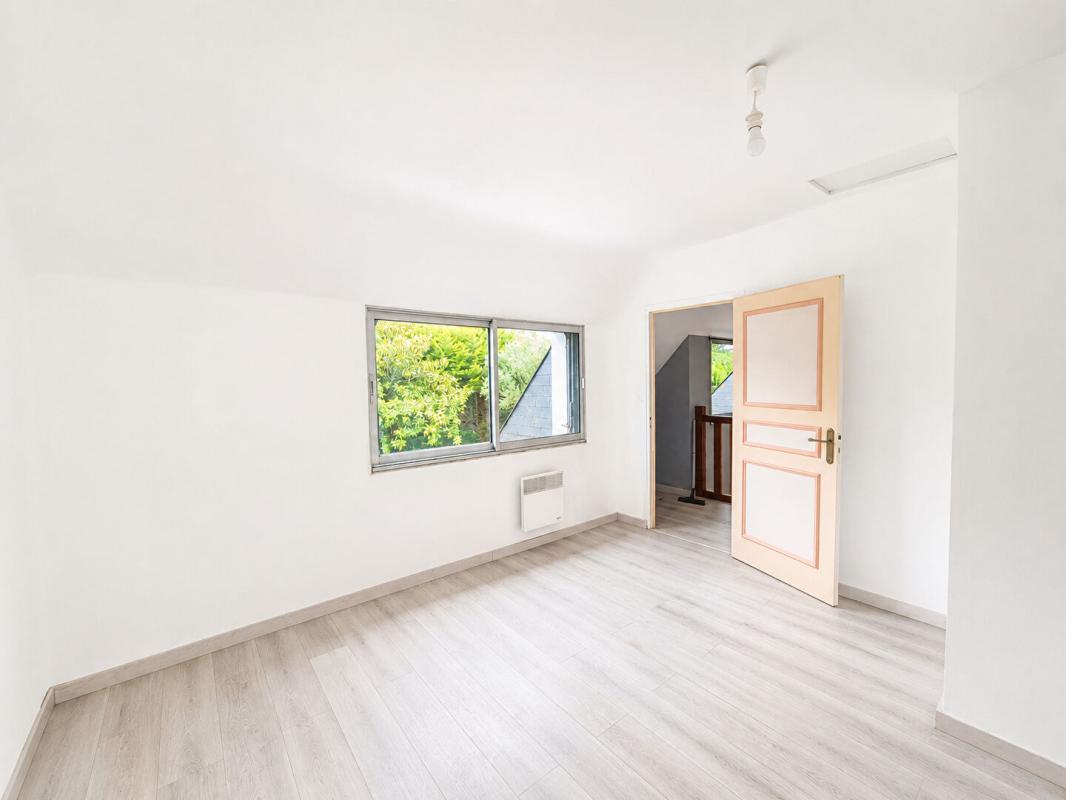 PLEYBEN Magnifique propriété de 218 m² sur parc arboré de 3 748 m² avec hangar de 256 m² 12