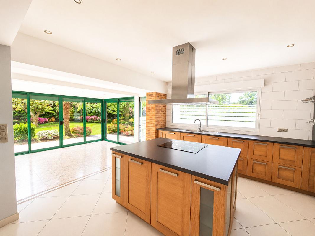 PLEYBEN Magnifique propriété de 218 m² sur parc arboré de 3 748 m² avec hangar de 256 m² 6