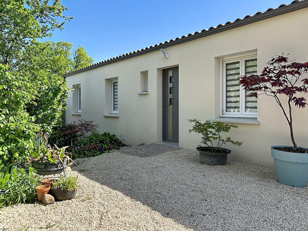 SAINT-JEAN-DE-LIVERSAY Maison de plain-pied de 2023 -107 m2 - 4 chambres - Jardin paysagé - Classe énergie A - Garage 14