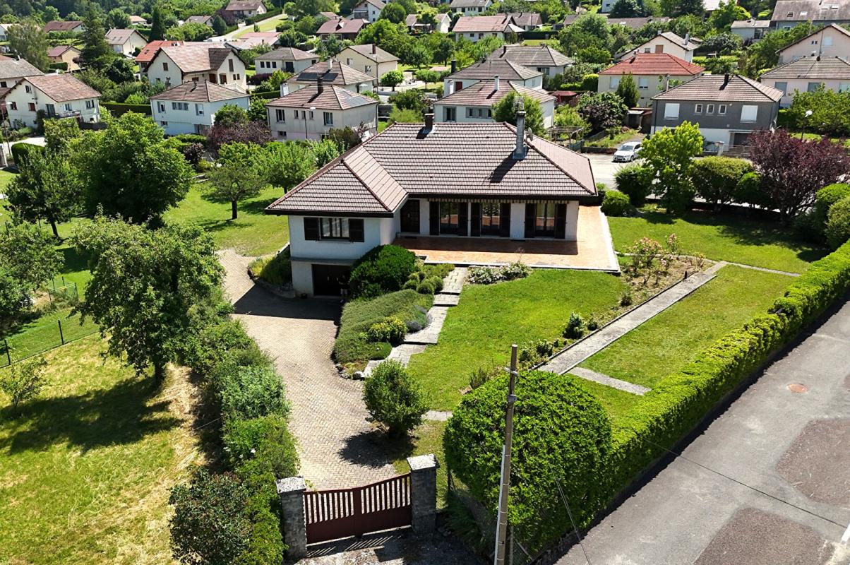 ARINTHOD Superbe villa de 189 m² , sur terrain clos et arboré de 2 036 m² 11