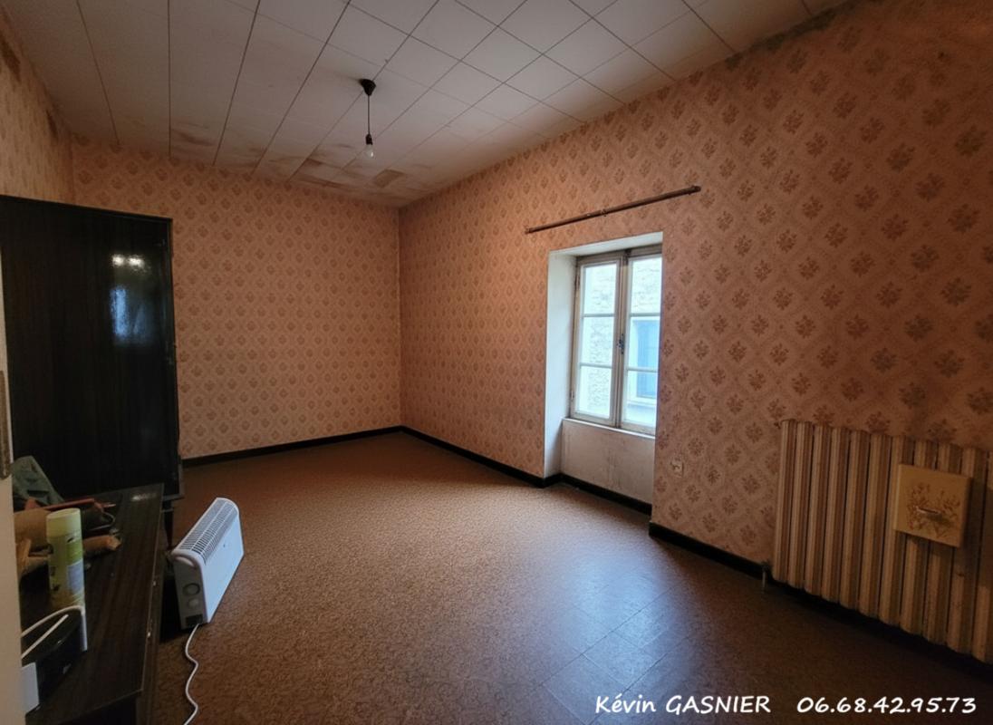 BALZAC BALZAC (16430) : Maison à rénover de 51m2 + dépendances 4