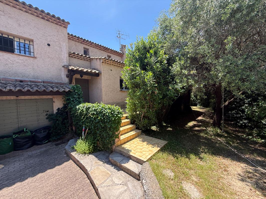 VENCE VILLA PROVENCALE RENOVÉE AVEC PISCINE, TERRASSES ET JARDIN 17