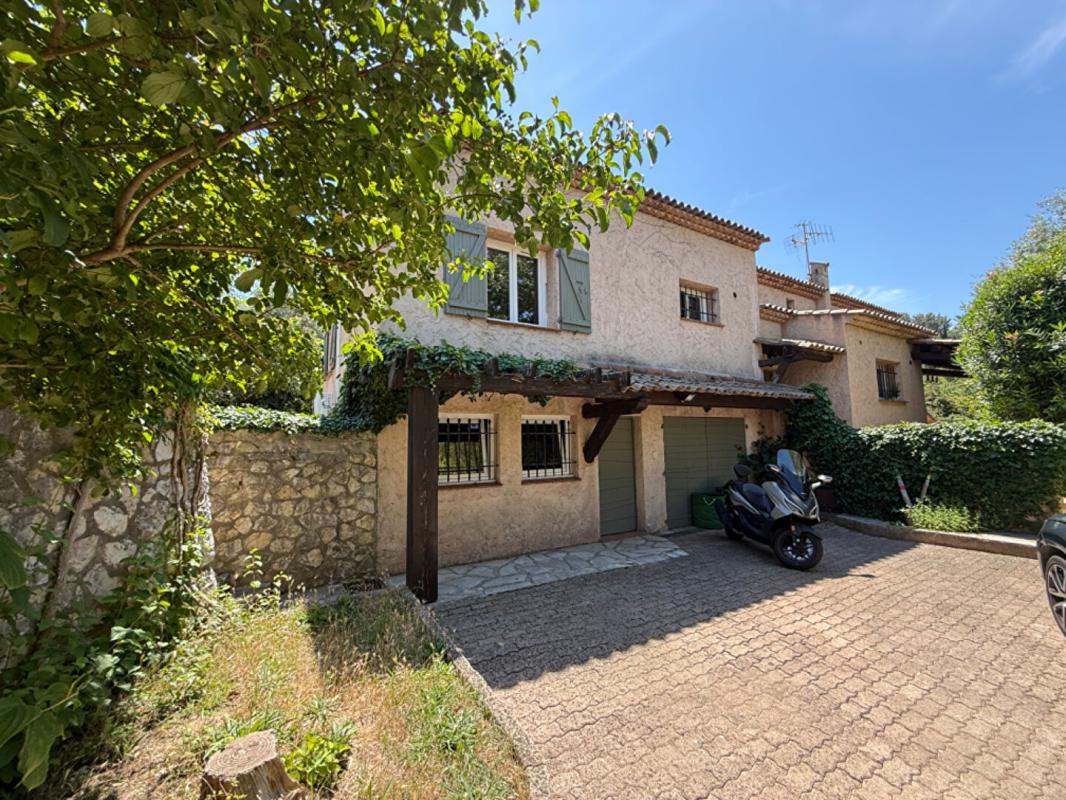 VENCE VILLA PROVENCALE RENOVÉE AVEC PISCINE, TERRASSES ET JARDIN 4