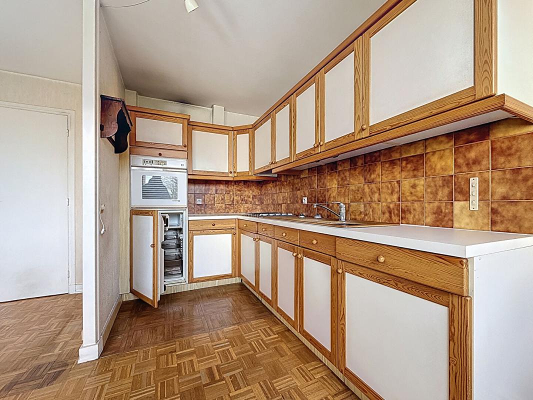 VILLEJUIF Très grand studio de 40 m² avec place de parking Et cave à 2 minutes du métro Villejuif louis Aragon 6