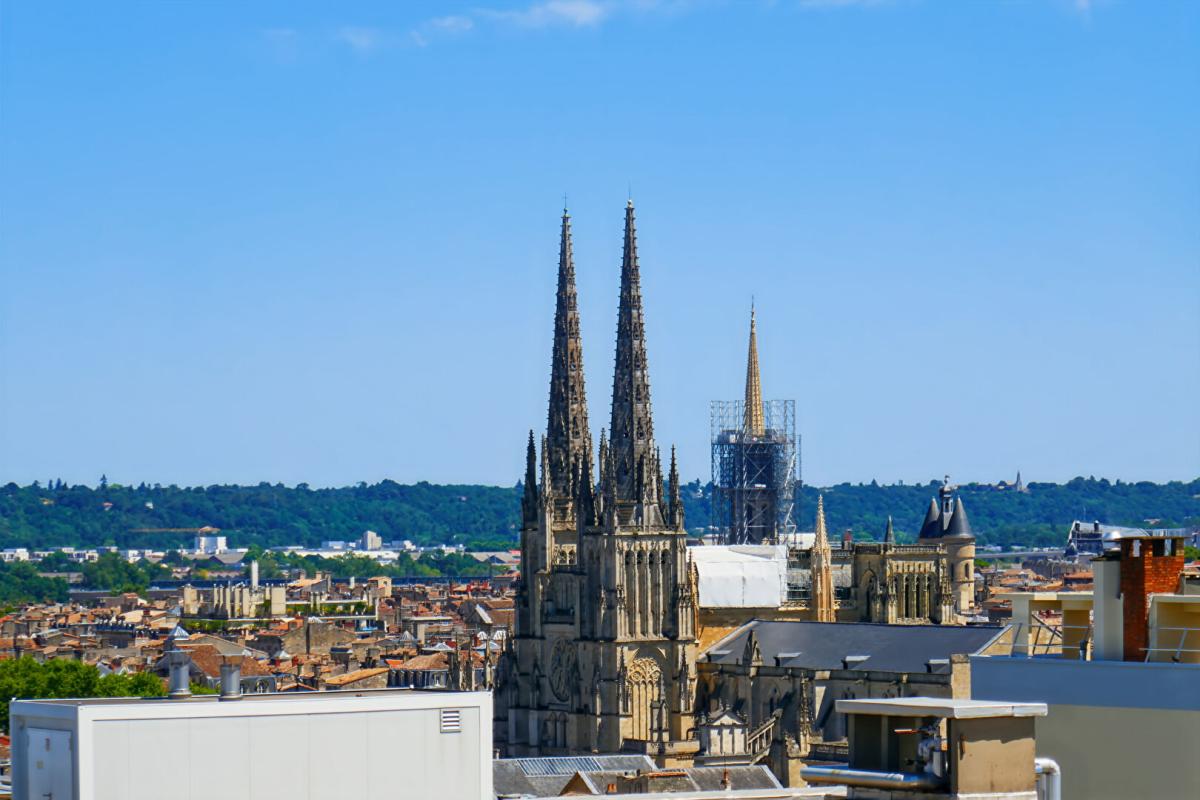 BORDEAUX BORDEAUX MERIADECK  Appartement trois chambres dernier étage avec vue dégagée un balcon et cellier 6