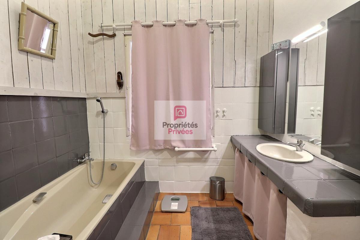PONT-L'ABBE-D'ARNOULT Maison familiale 4 chambres - 152 m² - Maison d'hôtes de 20 m2 - Piscine - Jardin paysager - Panneaux photovoltaiques - Belle parcelle de terrain 18