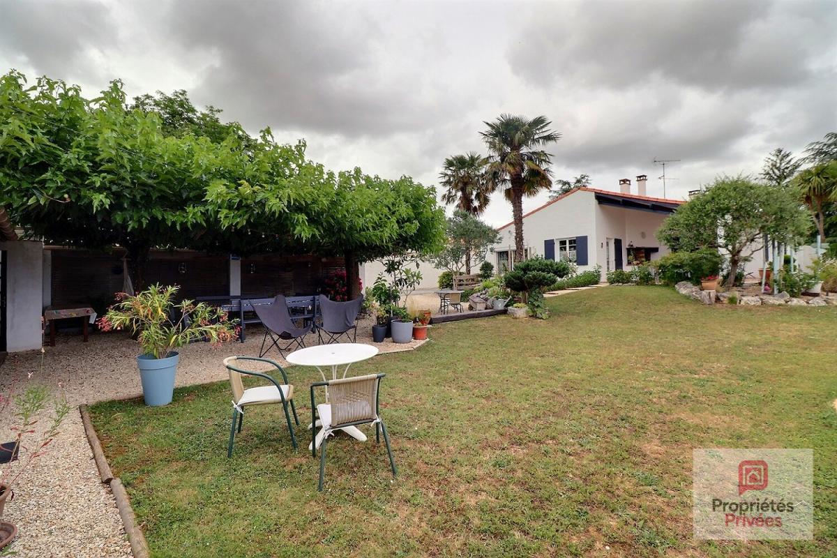 PONT-L'ABBE-D'ARNOULT Maison familiale 4 chambres - 152 m² - Maison d'hôtes de 20 m2 - Piscine - Jardin paysager - Panneaux photovoltaiques - Belle parcelle de terrain 5