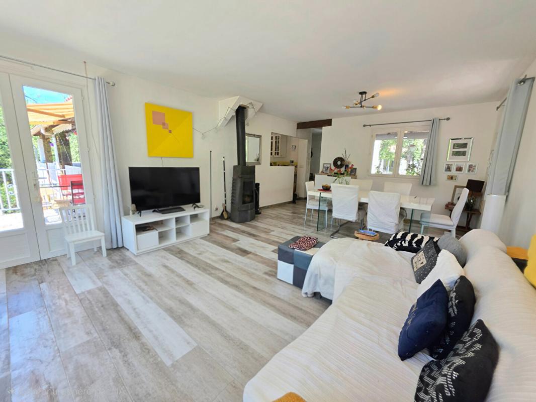 LORGUES maison d'habitation avec dépendances 8