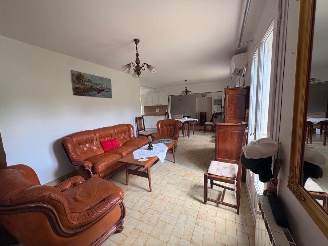 SAINTES EXCLUSIVITE THENAC Maison de plain pied de 6 pièces 122 m2 3