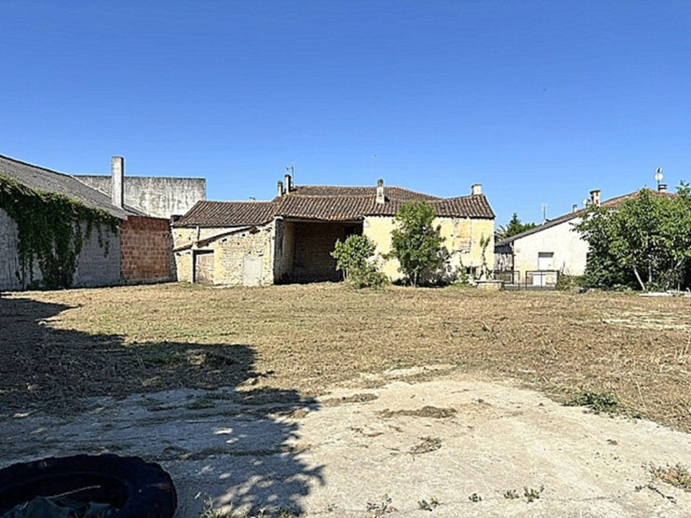 LA RONDE Maison de village à réhabiliter avec terrain constructible 420 m2 1