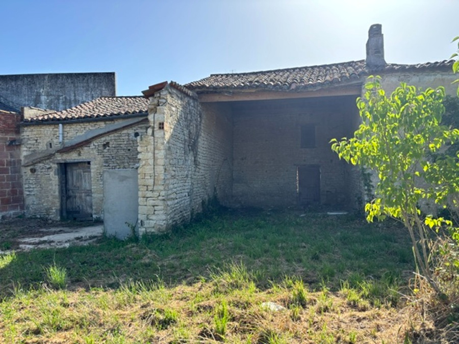 LA RONDE Maison de village à réhabiliter avec terrain constructible 420 m2 8