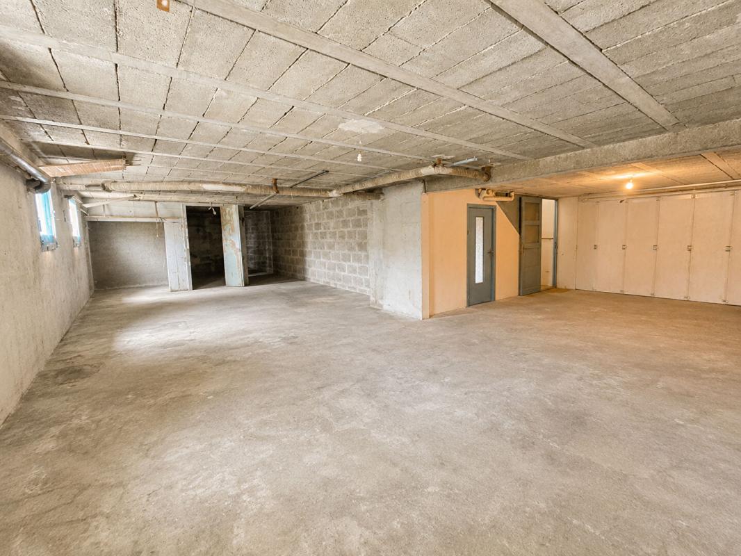 CLEGUER Maison de 101 m2 habitable sur sous-sol complet, avec un étage totalement aménageable (= Gros potentiel) sur un terrain de 4 300 m² avec un bâtiment annexe de 425 m² 13