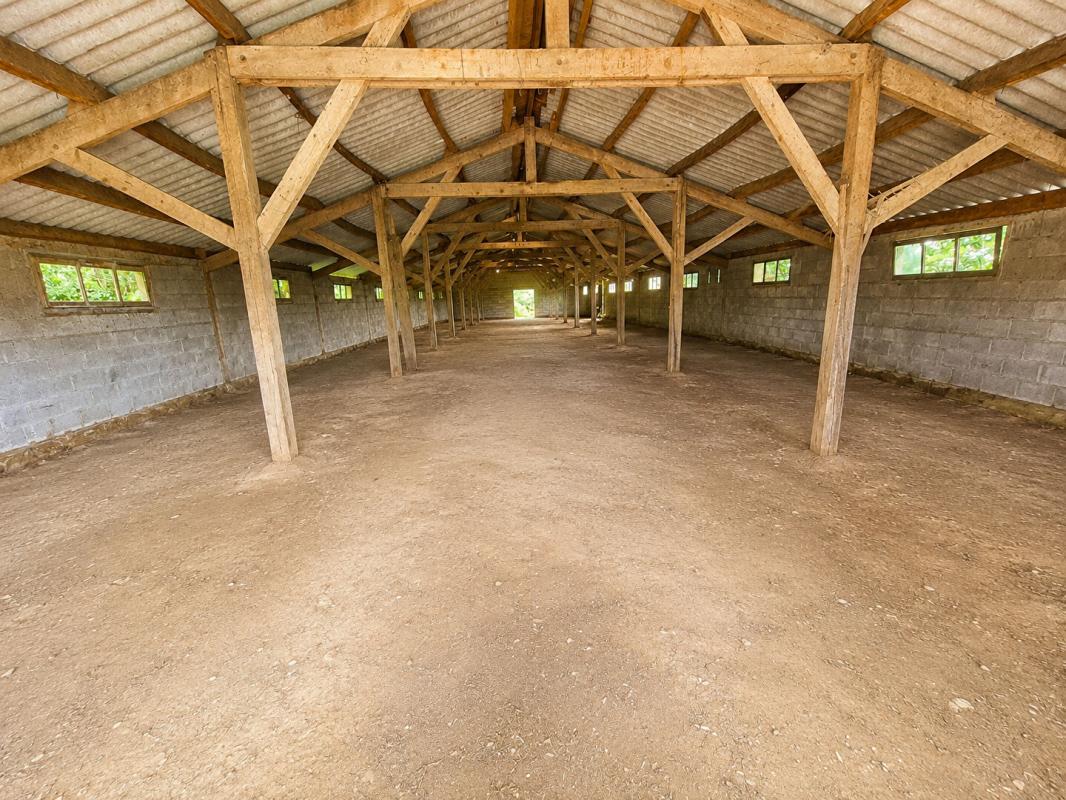 CLEGUER Maison de 101 m2 habitable sur sous-sol complet, avec un étage totalement aménageable (= Gros potentiel) sur un terrain de 4 300 m² avec un bâtiment annexe de 425 m² 18