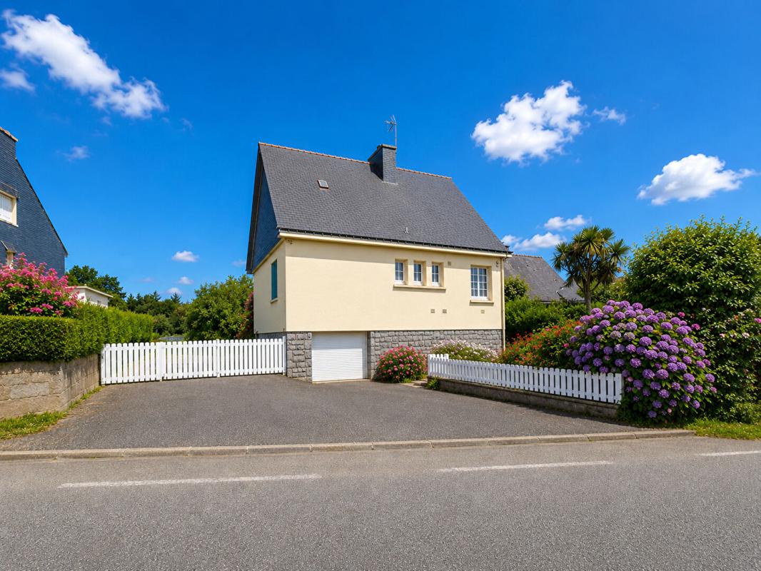 CLEGUER Maison de 101 m2 habitable sur sous-sol complet, avec un étage totalement aménageable (= Gros potentiel) sur un terrain de 4 300 m² avec un bâtiment annexe de 425 m² 2