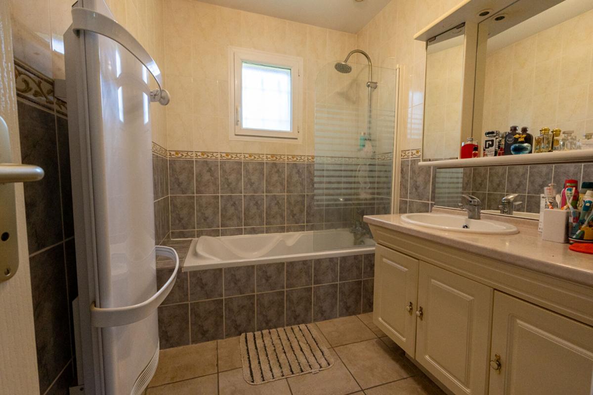 SAINT-CYR-DE-VALORGES Maison 5 pièce(s) 98 m2 15