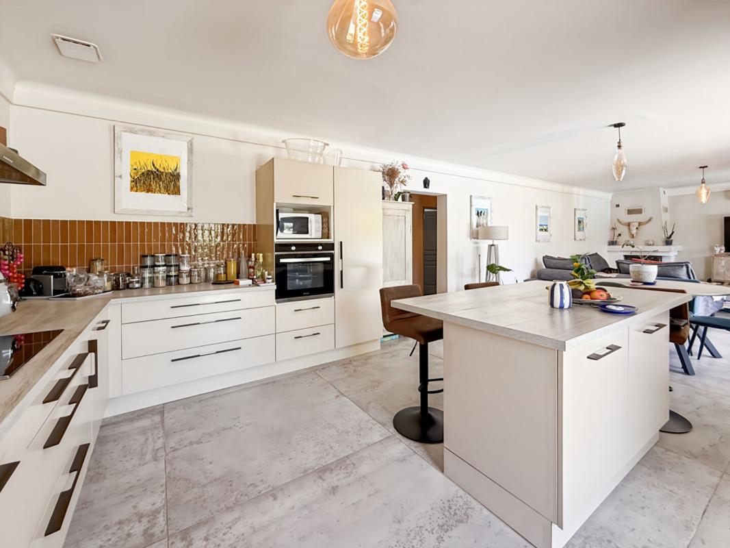 MOURIES À Vendre maison rénovée avec piscine et dépendance à Mouriès 3