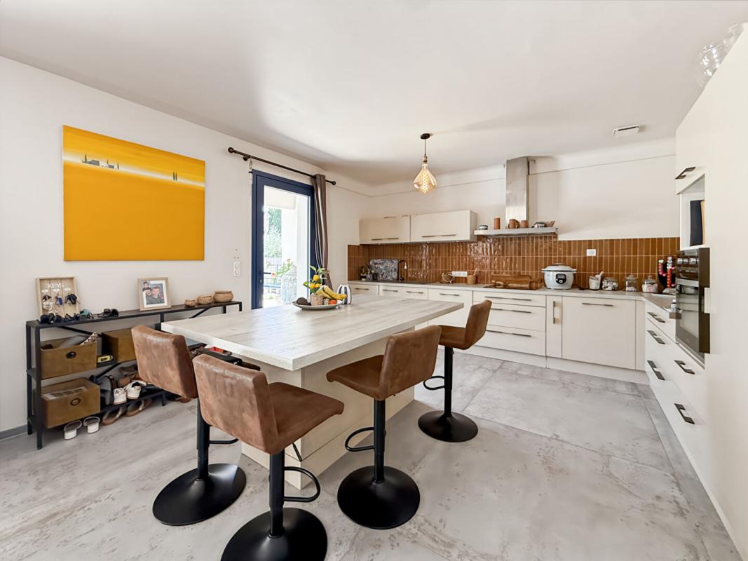 MOURIES À Vendre maison rénovée avec piscine et dépendance à Mouriès 7