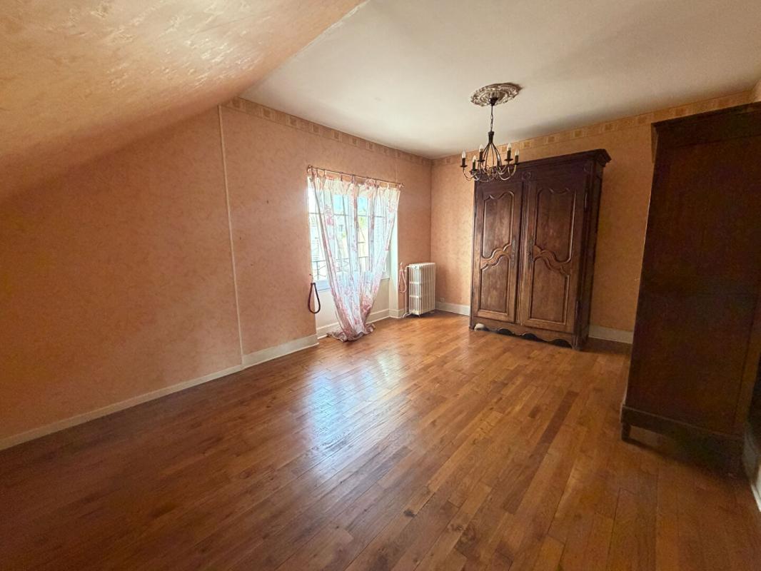 NEVERS Belle maison des années 30 proche commodités 12