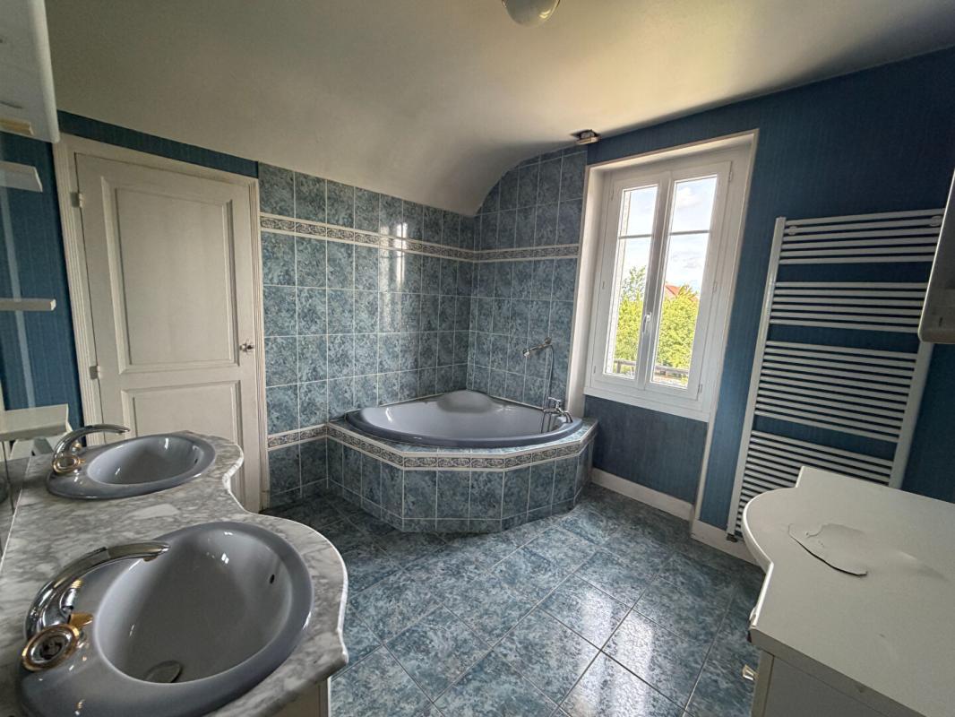 NEVERS Belle maison des années 30 proche commodités 14