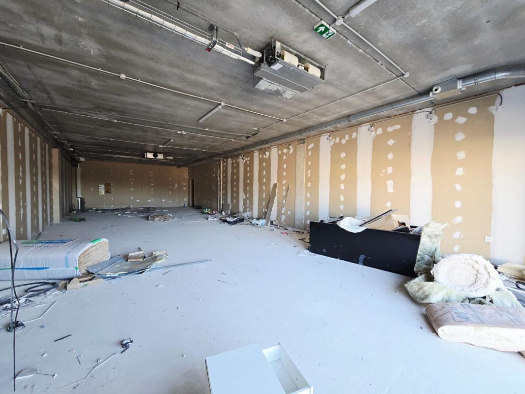 POURRIERES MURS COMMERCIAUX LIBRES, Local commercial , Emplacement stratégique à Pourrières 7