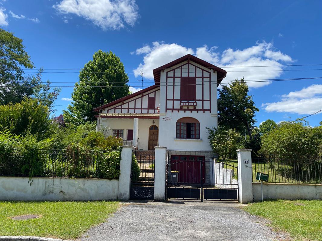 SALIES-DE-BEARN Maison néo basque de 5 pièces avec grand jardin 1