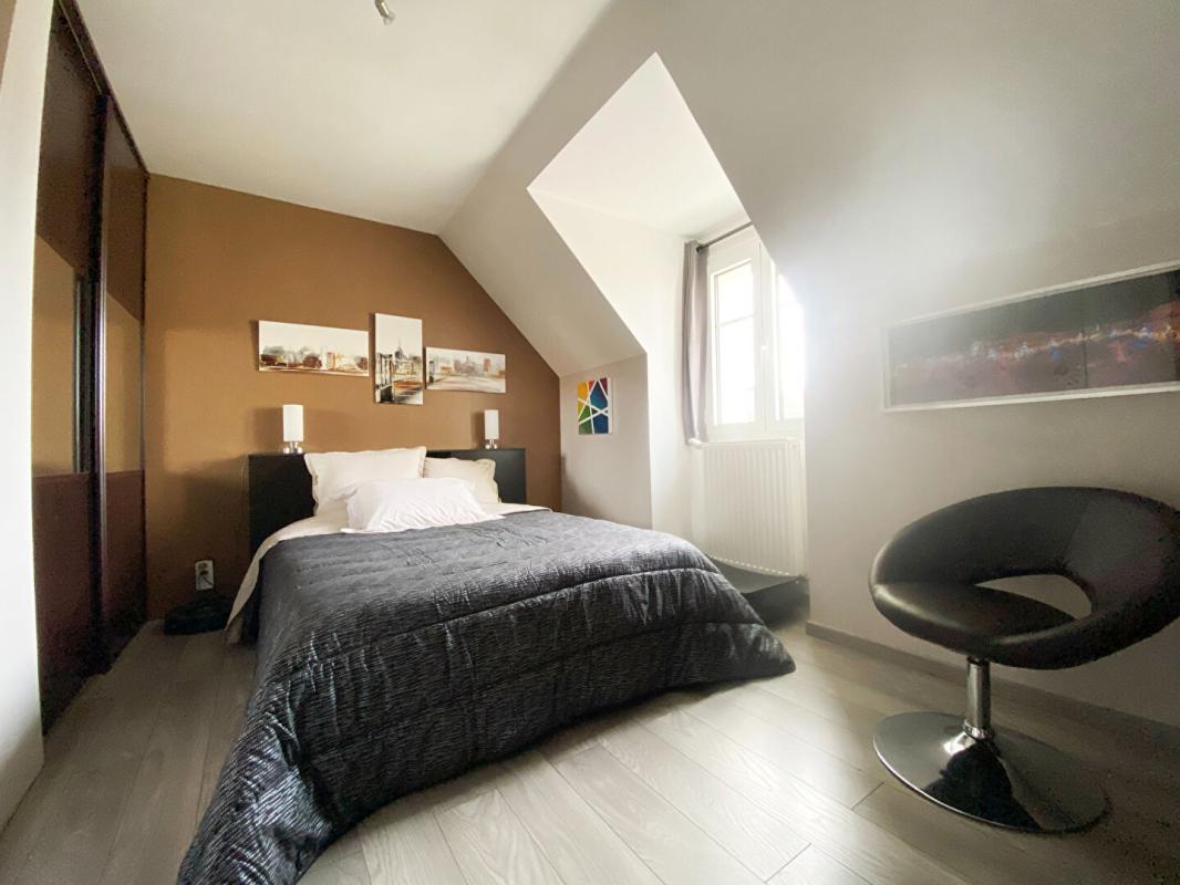 LE PLESSIS-ROBINSON LE PLESSIS ROBINSON - MAISON 5 CHAMBRES, JARDIN, SOUS-SOL TOTAL POMPE A CHALEUR - DPE A 11