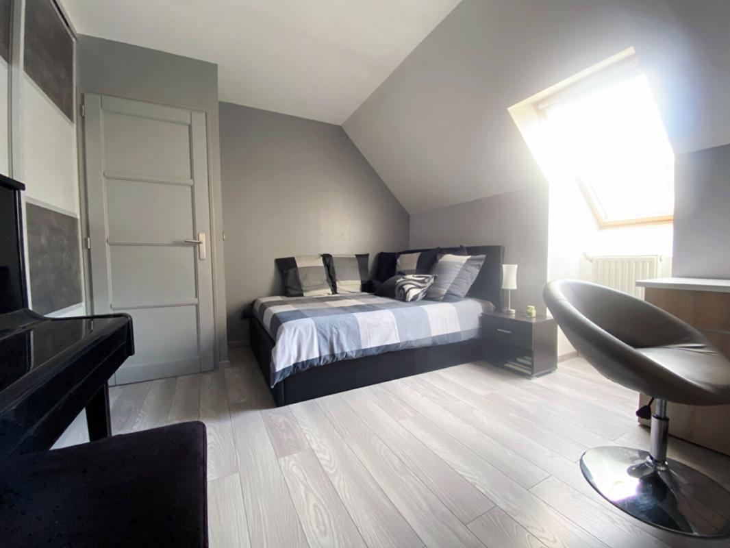 LE PLESSIS-ROBINSON LE PLESSIS ROBINSON - MAISON 5 CHAMBRES, JARDIN, SOUS-SOL TOTAL POMPE A CHALEUR - DPE A 12