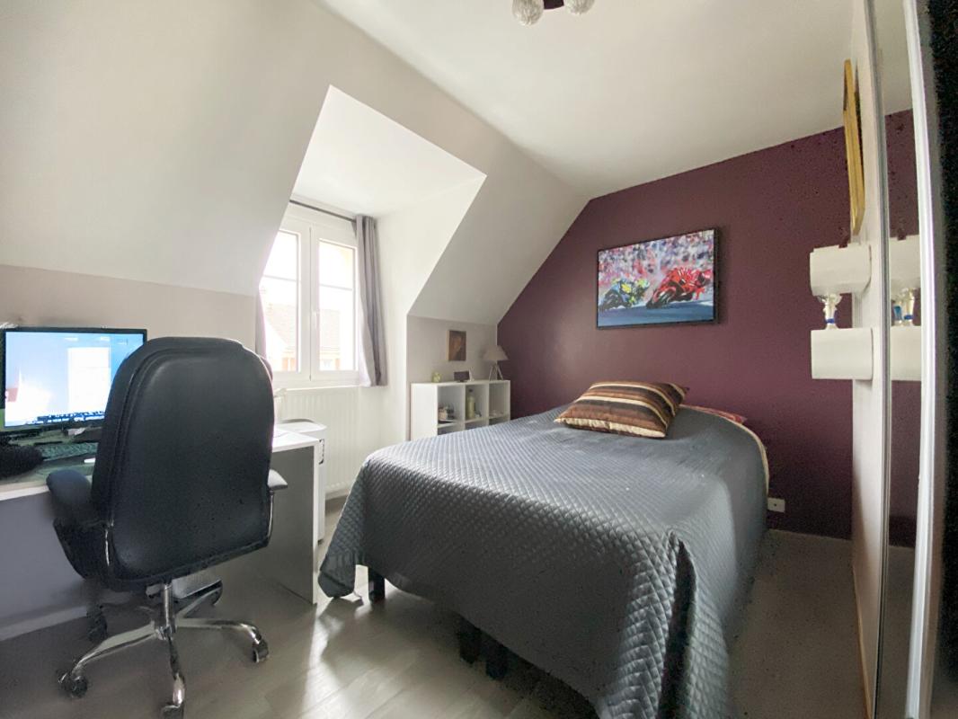 LE PLESSIS-ROBINSON LE PLESSIS ROBINSON - MAISON 5 CHAMBRES, JARDIN, SOUS-SOL TOTAL POMPE A CHALEUR - DPE A 15