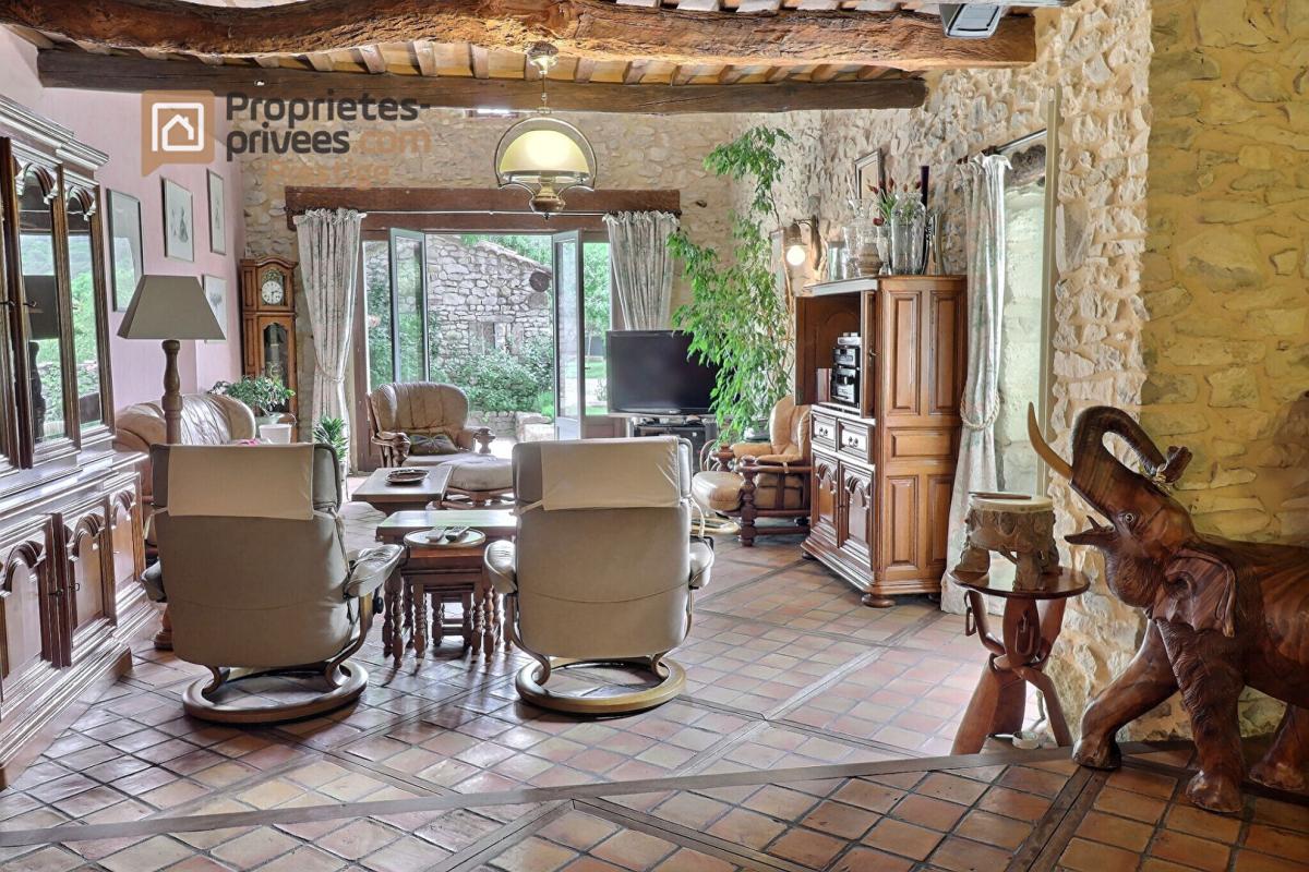 UZES Mas restauré proche Uzès 13