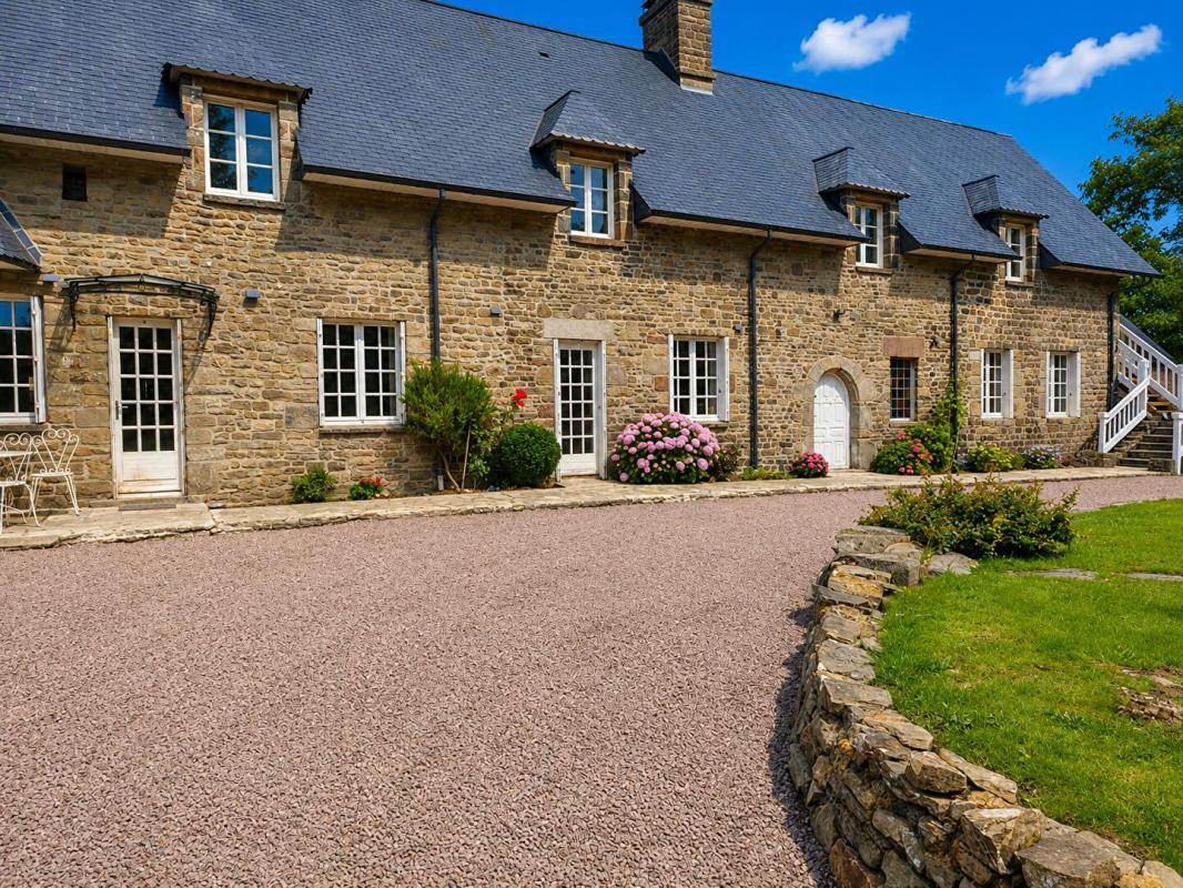 VILLEBAUDON En Basse Normandie : Manoir de 331m2 de 8 pièces sur plus de 6 hectares ! Belle rénovation ! 1