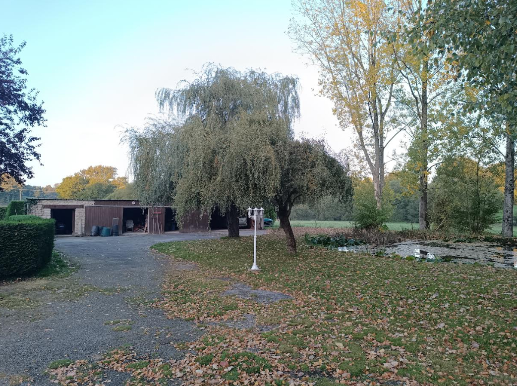 SPEZET 29540 Spézet maison 5 chambres beaux volumes terrain arboré de 6000 m² étangs garages 10