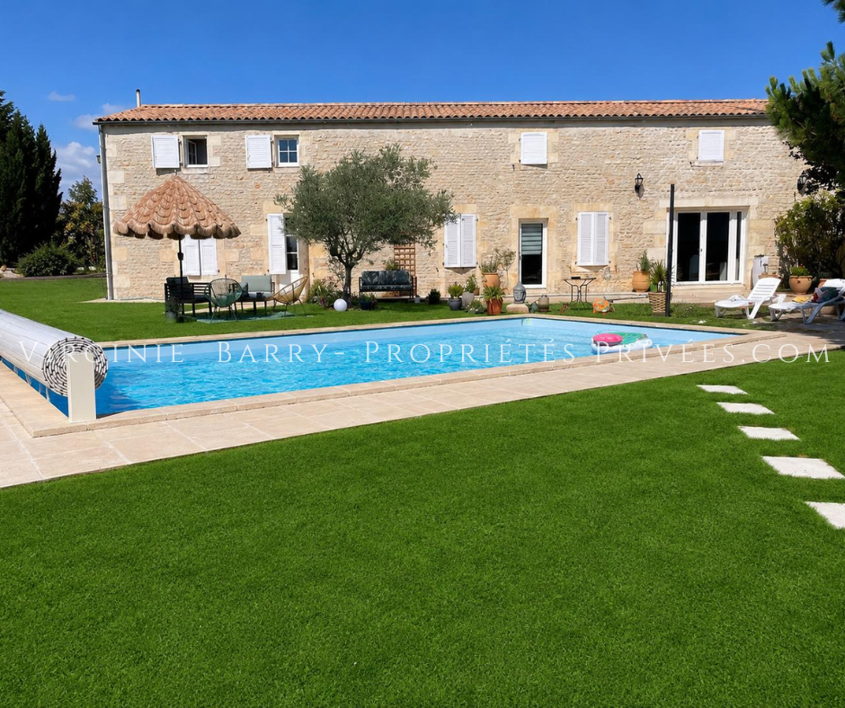 SAINT-CREPIN MAGNIFIQUE MAISON T5 AVEC PISCINE ET DEPENDANCES 1