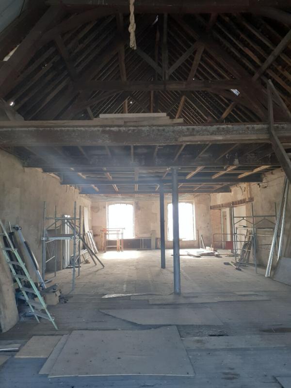 BAUGÉ-EN-ANJOU Loft Bauge En Anjou 2 pièce(s) 200 m2 1