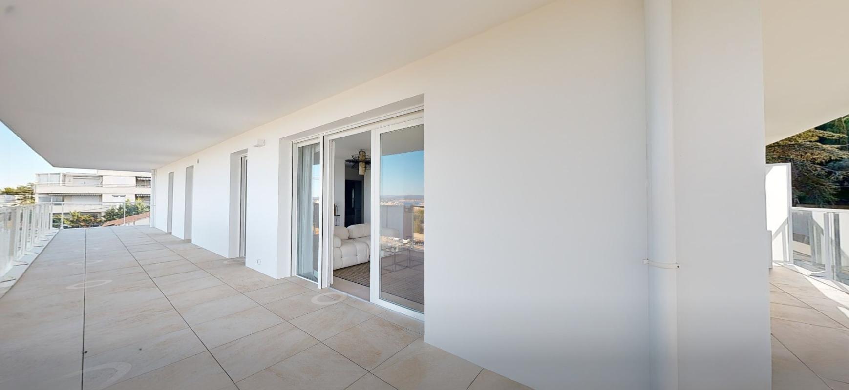 SETE Sète - Face au Bassin de Thau : T4 traversant avec 62 m² de terrasse 3