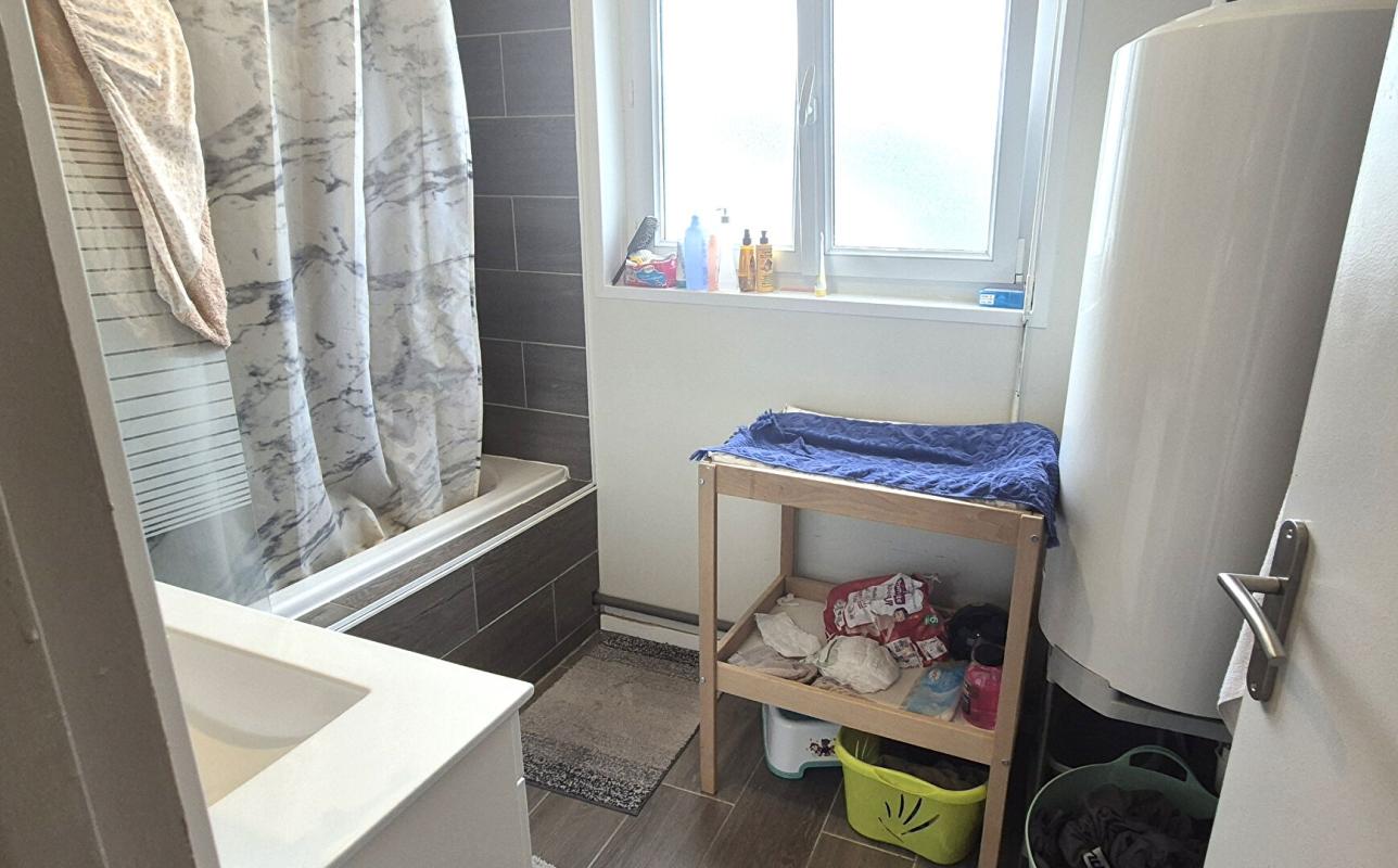 SAINT-DIZIER Belle Maison sur Sous-sol de 88 m² Rénovée avec Cours, Cave, Buanderie, Garage de 24 m² et un Terrain clos et entretenu de 329 m² 12