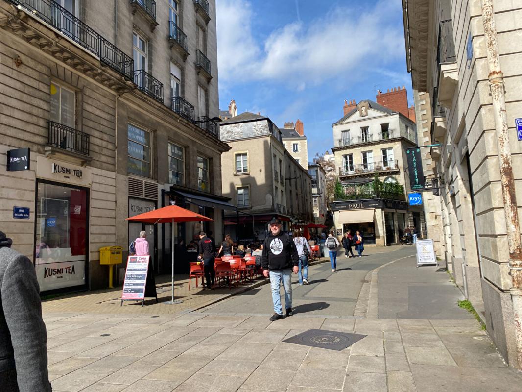 NANTES 44000 NANTES - MURS COMMERCIAUX LIBRES 88 M² , PROCHE PLACE ROYALE 3