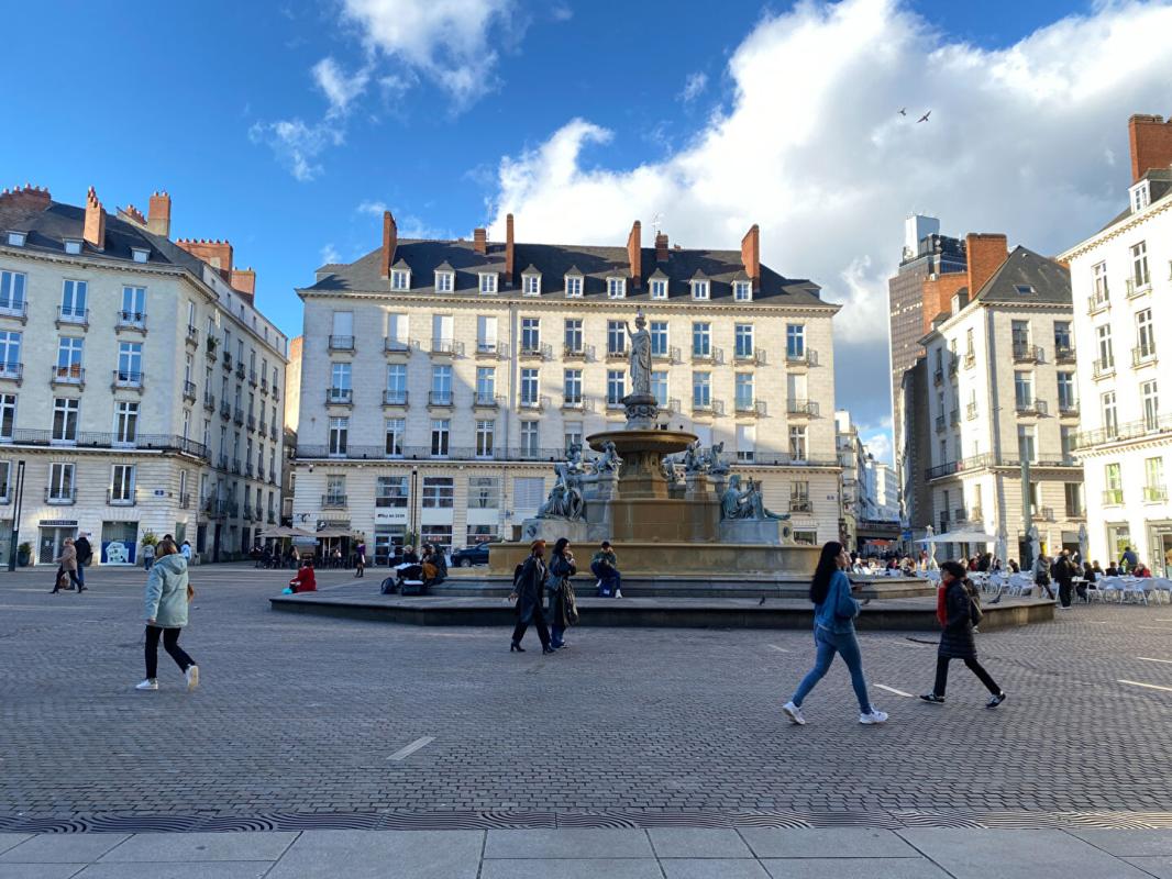 NANTES 44000 NANTES - MURS COMMERCIAUX LIBRES 88 M² , PROCHE PLACE ROYALE 7
