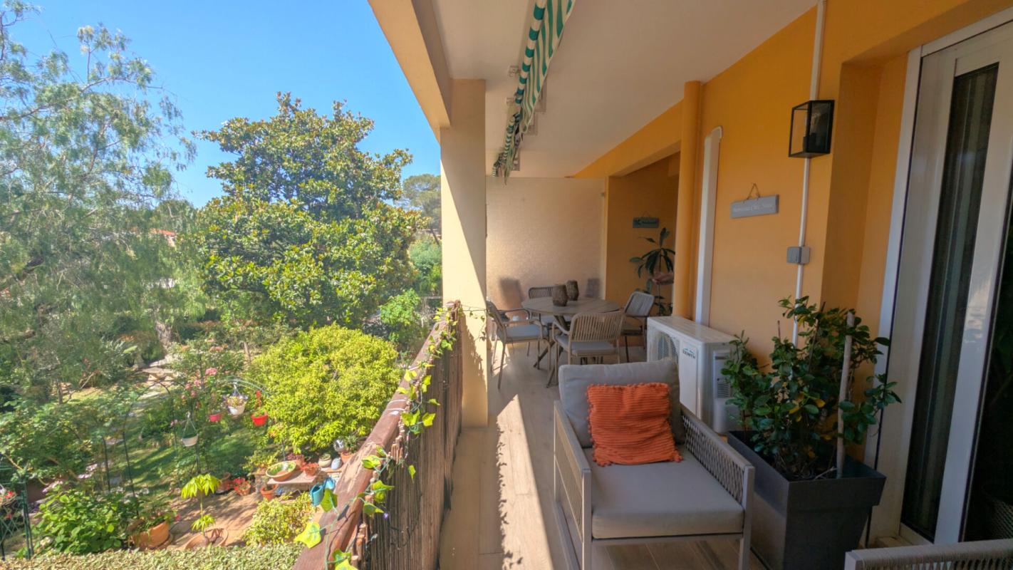 SAINT-RAPHAEL GRAND T2 AVEC TERRASSE PARKING ET CAVE . EMPLACEMENT EXCEPTIONNEL AU C?UR DE BOULOURIS 1