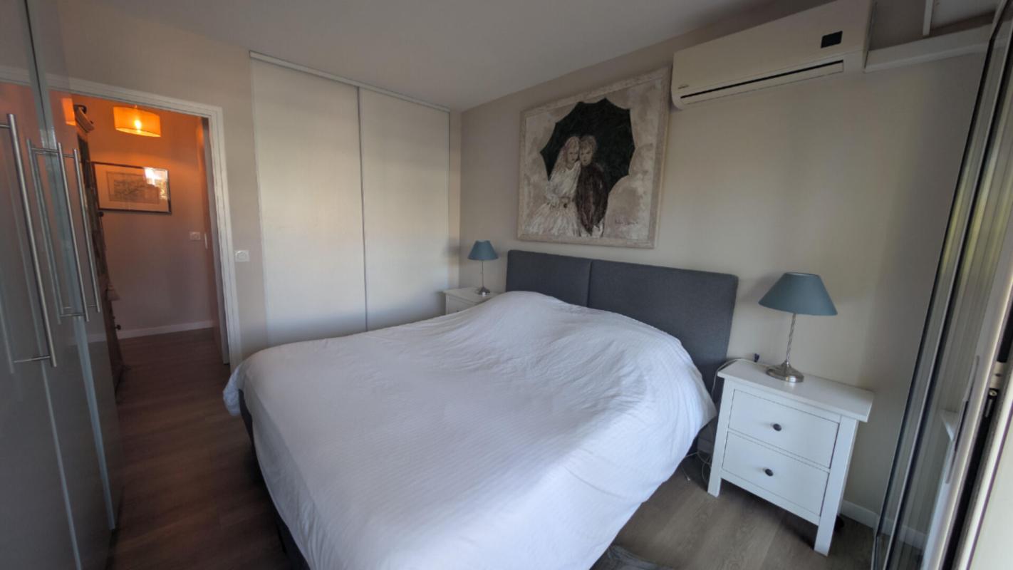 SAINT-RAPHAEL GRAND T2 AVEC TERRASSE PARKING ET CAVE . EMPLACEMENT EXCEPTIONNEL AU C?UR DE BOULOURIS 11