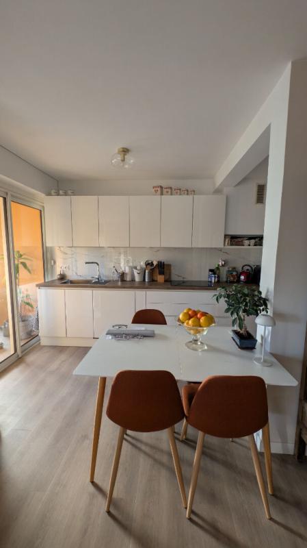 SAINT-RAPHAEL GRAND T2 AVEC TERRASSE PARKING ET CAVE . EMPLACEMENT EXCEPTIONNEL AU C?UR DE BOULOURIS 13