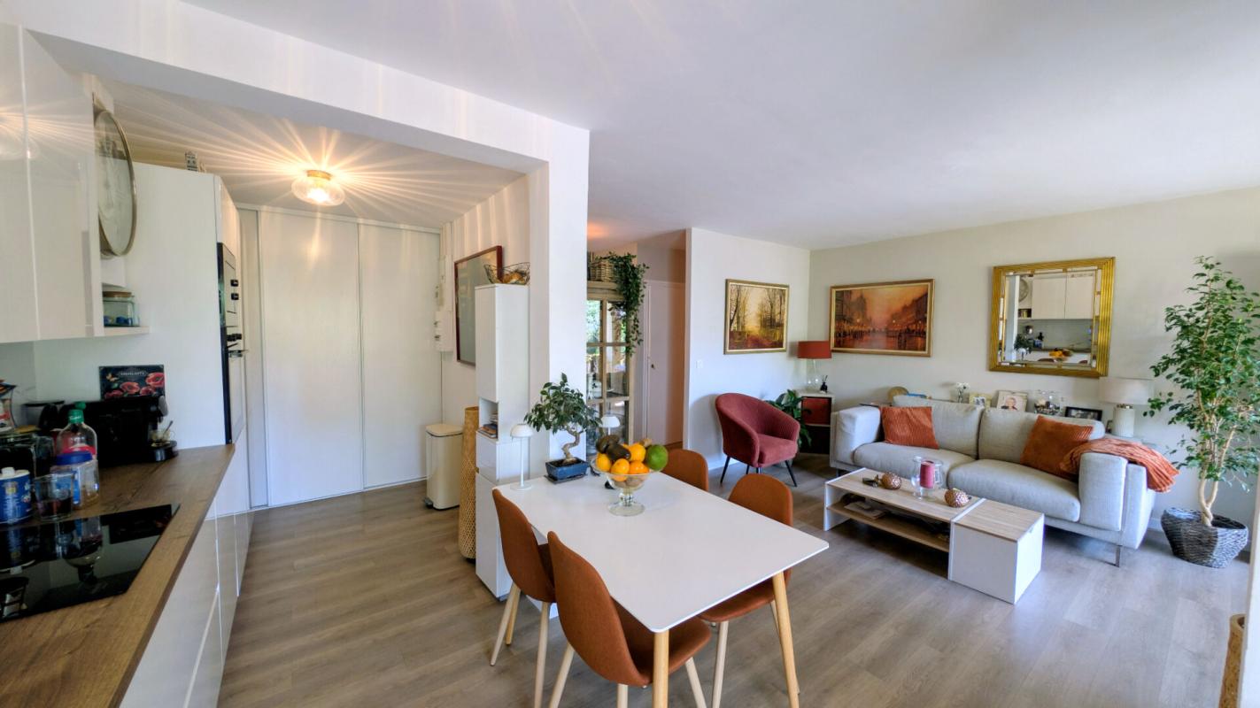 SAINT-RAPHAEL GRAND T2 AVEC TERRASSE PARKING ET CAVE . EMPLACEMENT EXCEPTIONNEL AU C?UR DE BOULOURIS 16