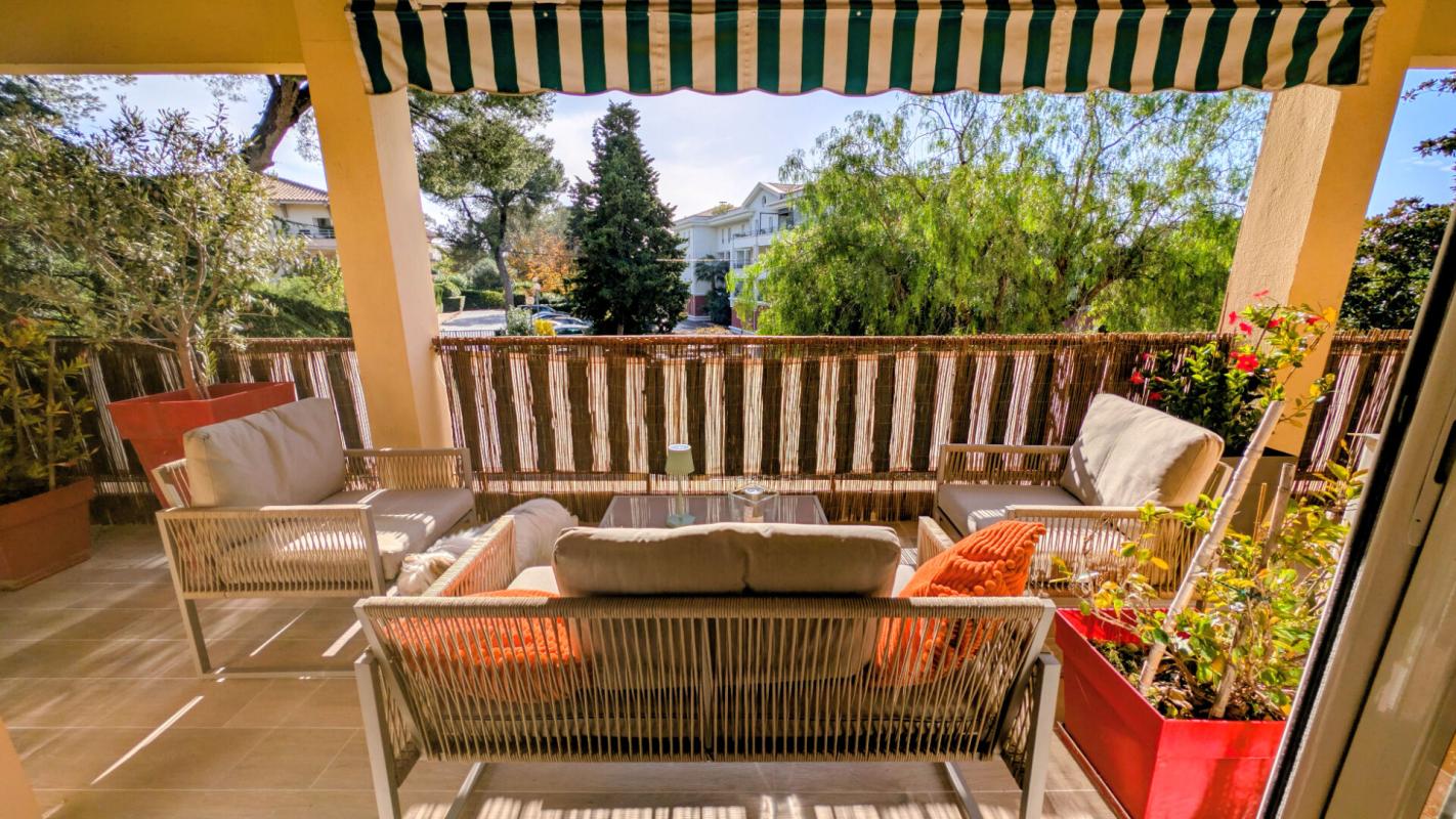 SAINT-RAPHAEL GRAND T2 AVEC TERRASSE PARKING ET CAVE . EMPLACEMENT EXCEPTIONNEL AU C?UR DE BOULOURIS 2