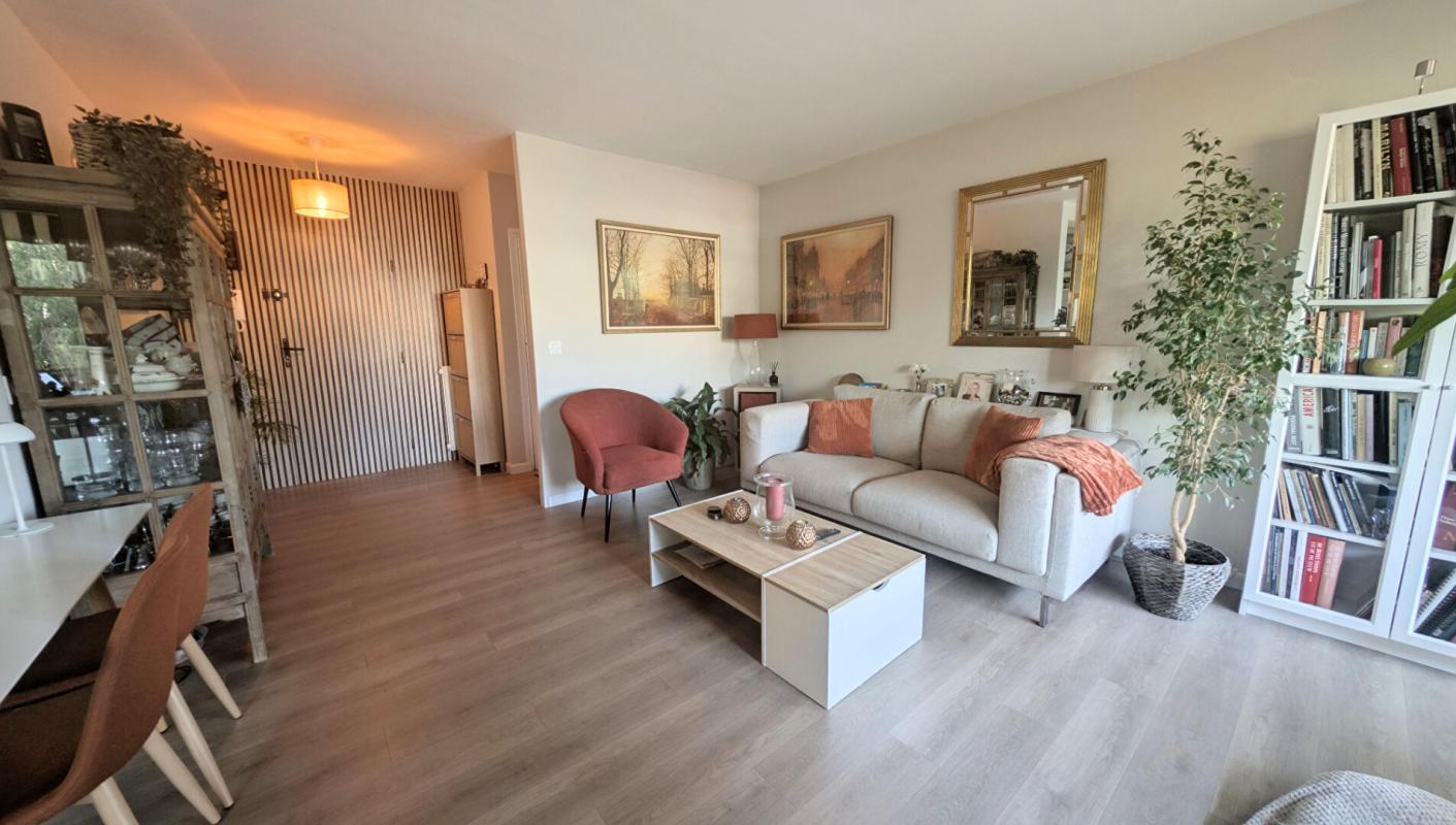 SAINT-RAPHAEL GRAND T2 AVEC TERRASSE PARKING ET CAVE . EMPLACEMENT EXCEPTIONNEL AU C?UR DE BOULOURIS 5