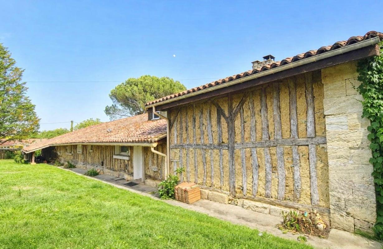 TIZAC-DE-LAPOUYADE A 18 kms de Saint-André de Cubzac, à Tizac De Lapouyade - Longère de caractère alliant charme de l'ancien et le confort moderne - 8 pièce(s) 240 m2 - 4 chambres - Grande Piece de vie avec cheminée - Poêle à granules- 4671 m2 de terrain - Piscinable 4