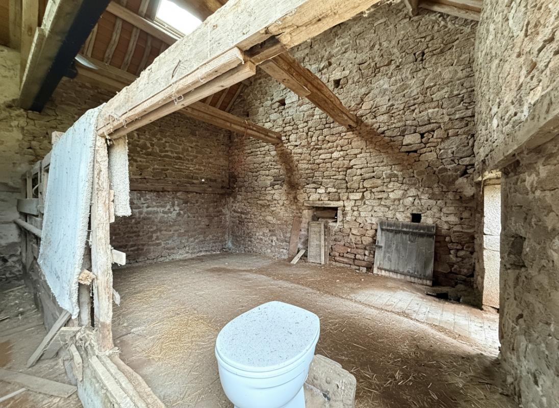 SAINT-GERMAIN-DE-MODEON Grange indépendante de 73 m2 au sol 6