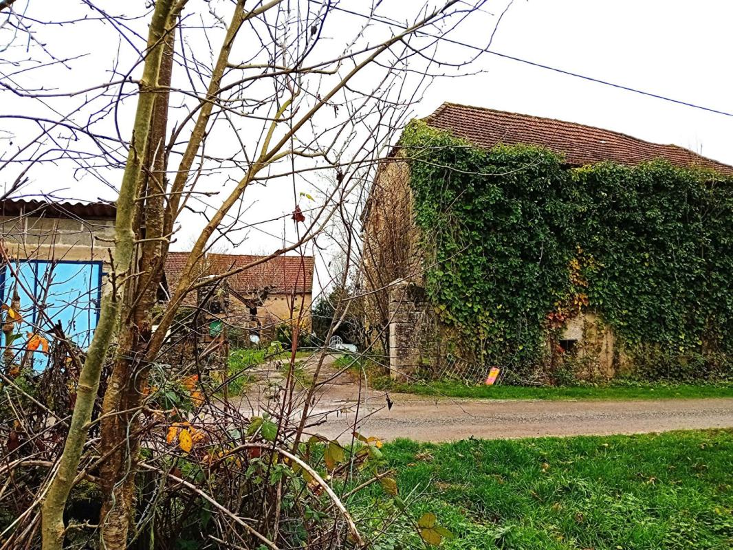 BEAUREGARD Corps de ferme 280 m2 maison et granges 10