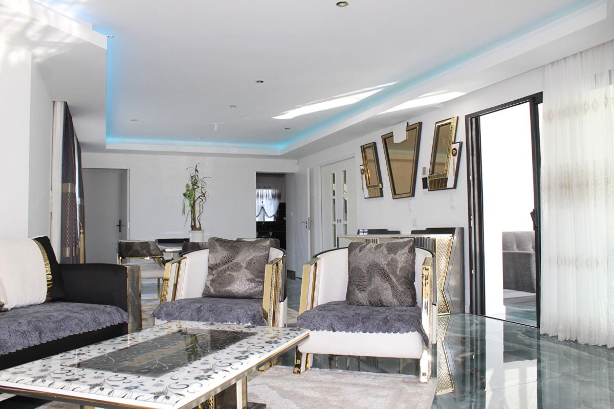 PLOUFRAGAN Côtes d'Armor 22440 Ploufragan. Villa d'exception, 5 chambres dont 1 suite parentale au Rdc. Terrasse surélevée, Garage 13