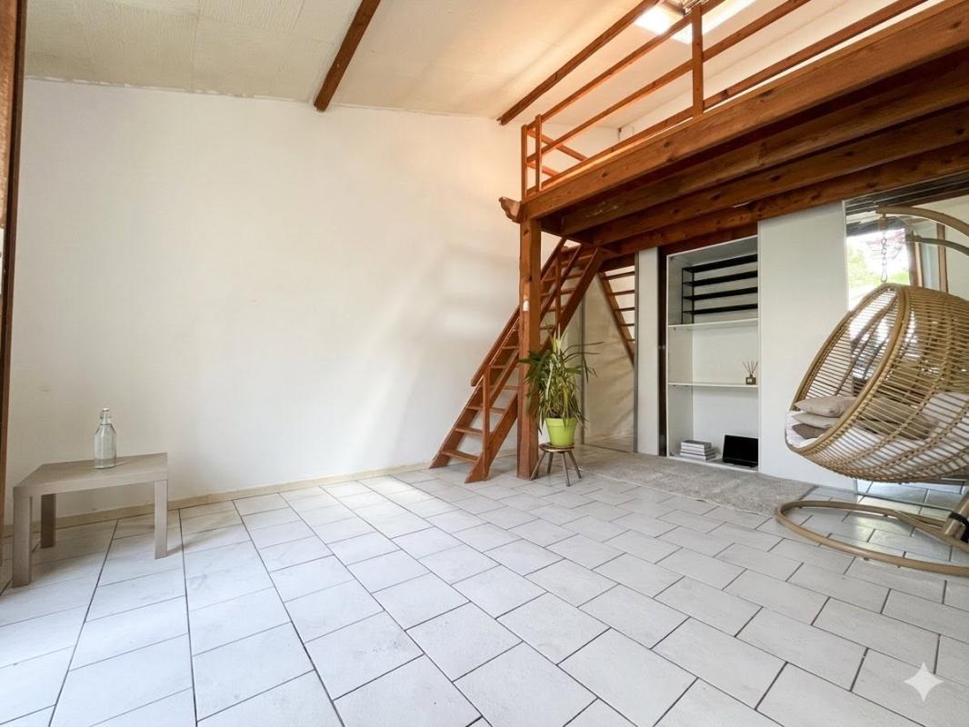 PUSSAY Appartement esprit "maisonnette" avec exterieur et garage 1