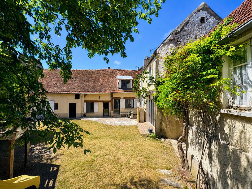 MOISSON PROPRIÉTÉ DE CARACTÈRE - 170 m² HABITABLES, 5 CHAMBRES ET DÉPENDANCES À FORT POTENTIEL 2